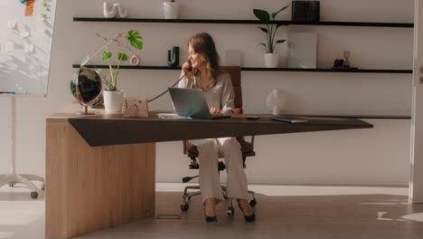 mujer de negocios en la oficina moderna