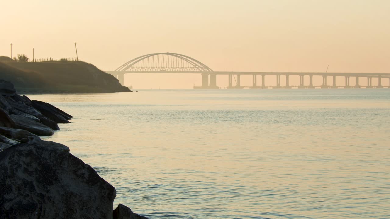 다리와 강 위에서 해가 뜨는 것