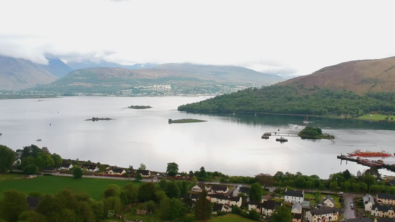 스코틀랜드 호숫가 마을의 시네마틱 패닝 드론 샷