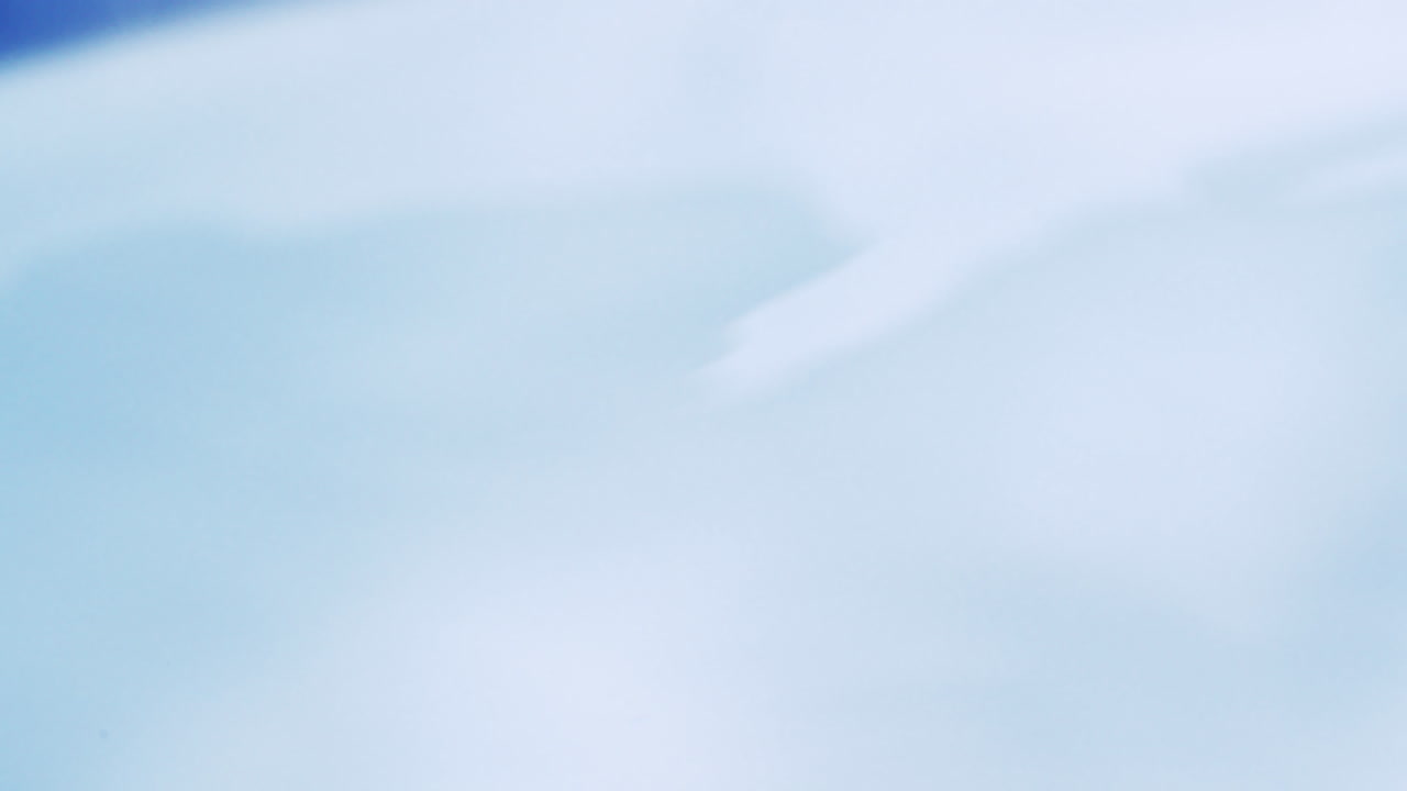 물방울의 실제를 닫고 광고용 텍스트를 배치할 수 있는 복사 공간이 있는 스튜디오에서 스무트 색상 배경을 가진 물과 발산 원으로 떨어집니다.