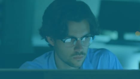 animación de iconos de medios y flechas sobre hombre de negocios en el escritorio usando computadora