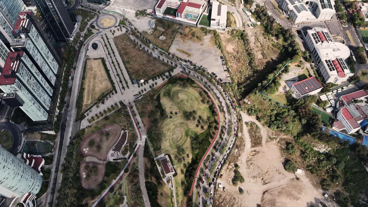 산타페 (cdmx) 의 이 많은 날에 위에서 파르코 라 멕시코나 (parque la mexicana) 를 탐험합니다.