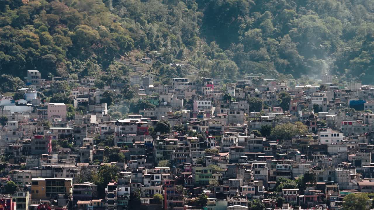 Vista aerea di fitte case collinari a Santiago Atitlan, Guatemala