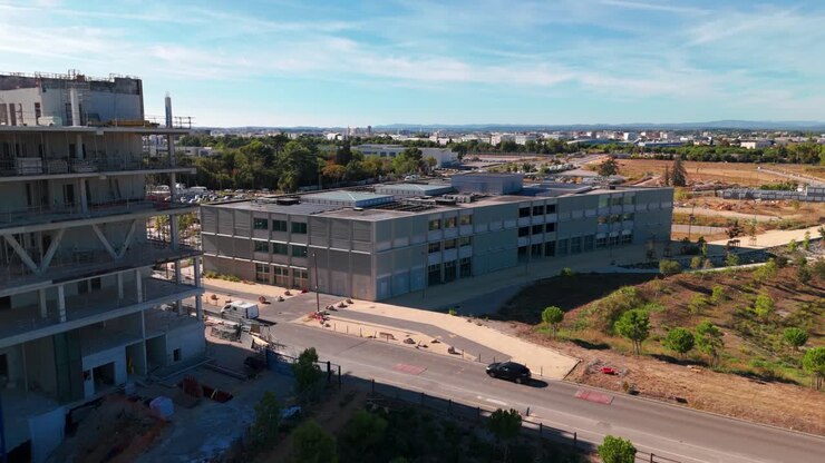 Perspectiva Aérea de Vida Urbana Sustentável: Edifício Cinzento com Painéis Solares