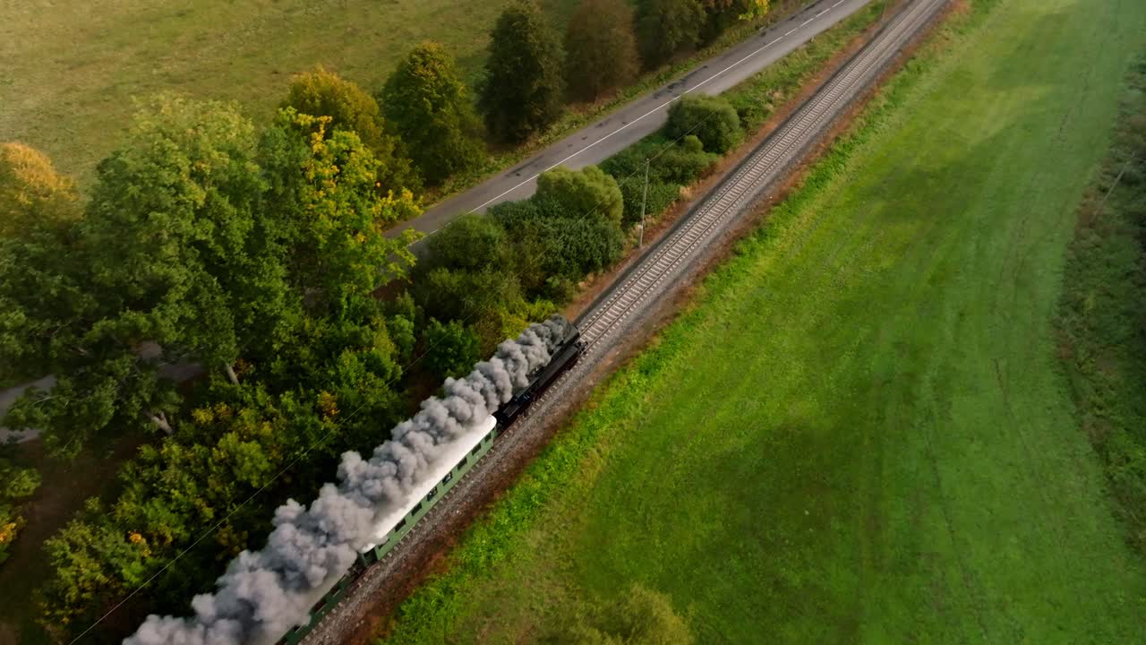 가을 풍경 에서 운전 하는 증기 열차 의 공중 전망