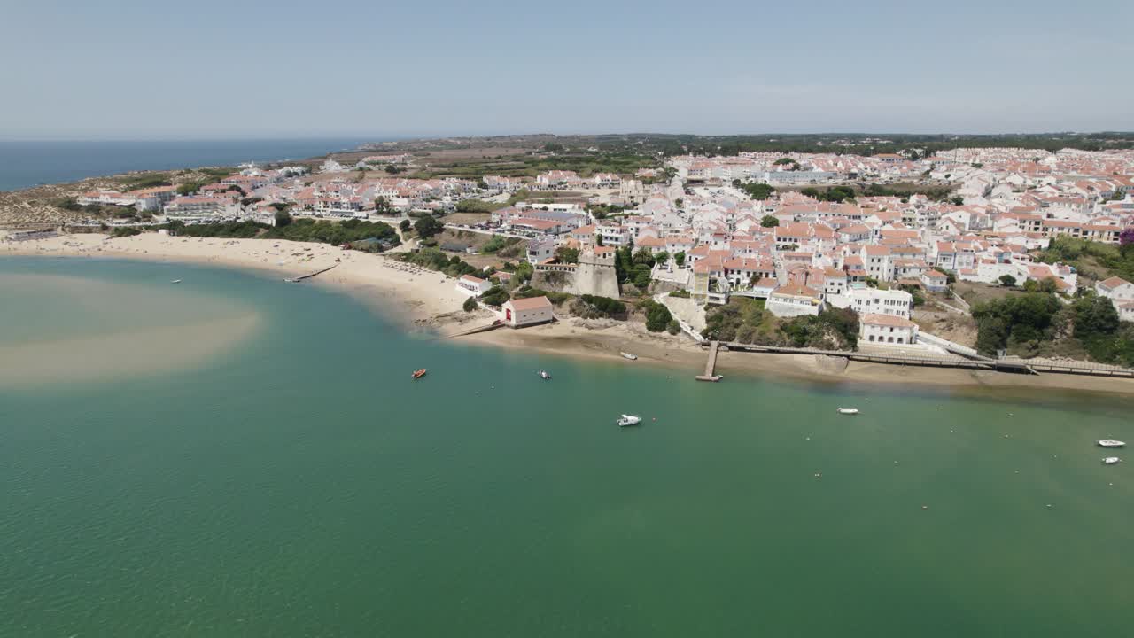 vista panorámica de la playa costera a lo largo del río mira en vila nova de milfontes en portugal