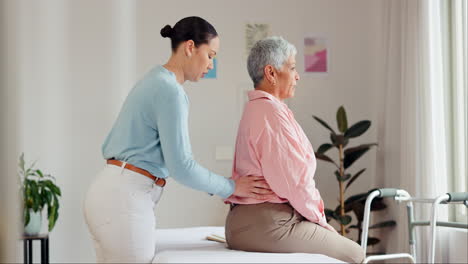 fisioterapeuta, mujer de edad avanzada