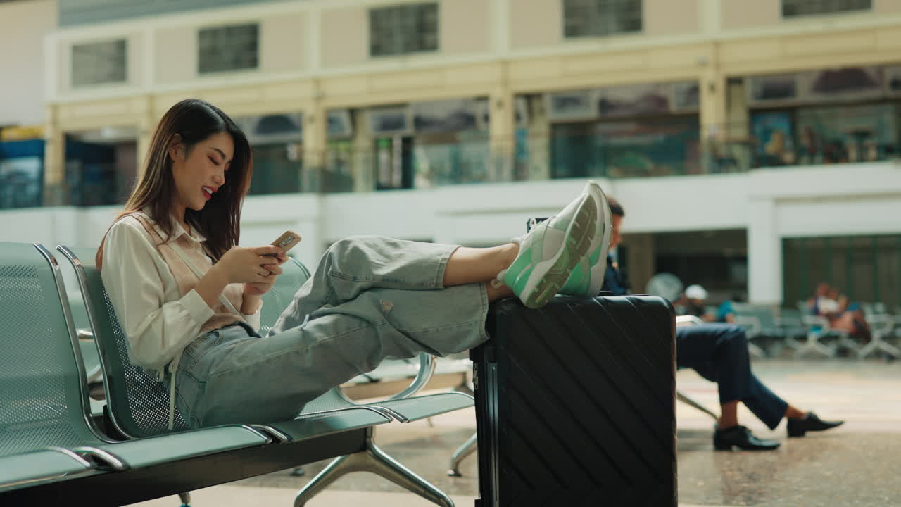 mujer esperando en la estación de tren