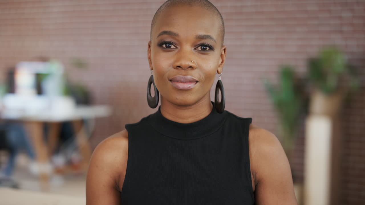 feliz, sonrisa y rostro de una mujer negra creativa