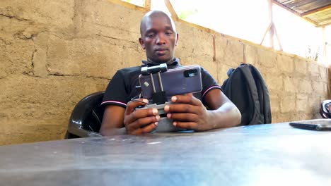 Un-Piloto-De-Drones-Africanos-Volando-Drones-En-África-Rural