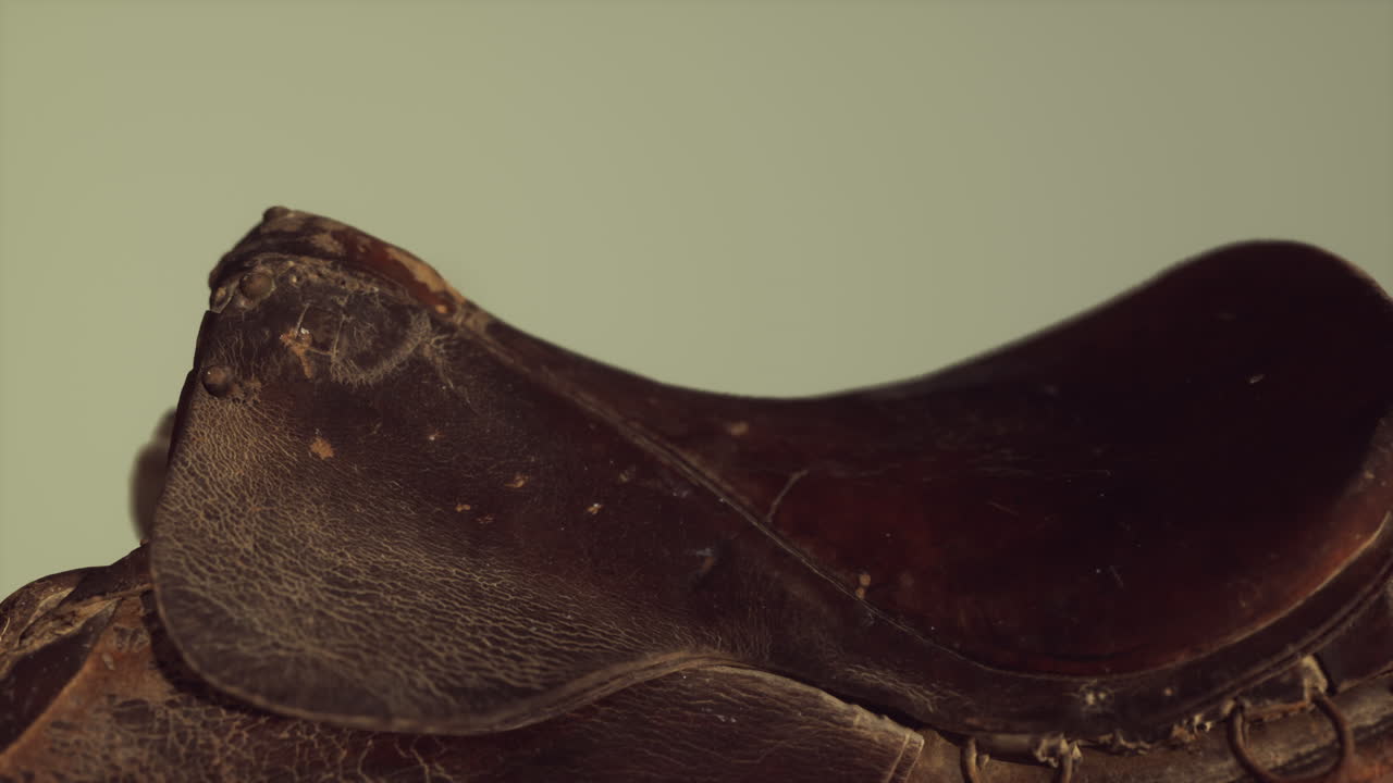 vieja silla de caballo de doma de cuero vintage usada