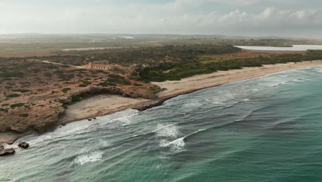 Vista-Aérea-De-Drones-Del-Idílico-Paisaje-Marino-Con-Case-Della-Cittadella-Cerca-Del-Pantano-Sichilli-En-Siracusa,-Italia