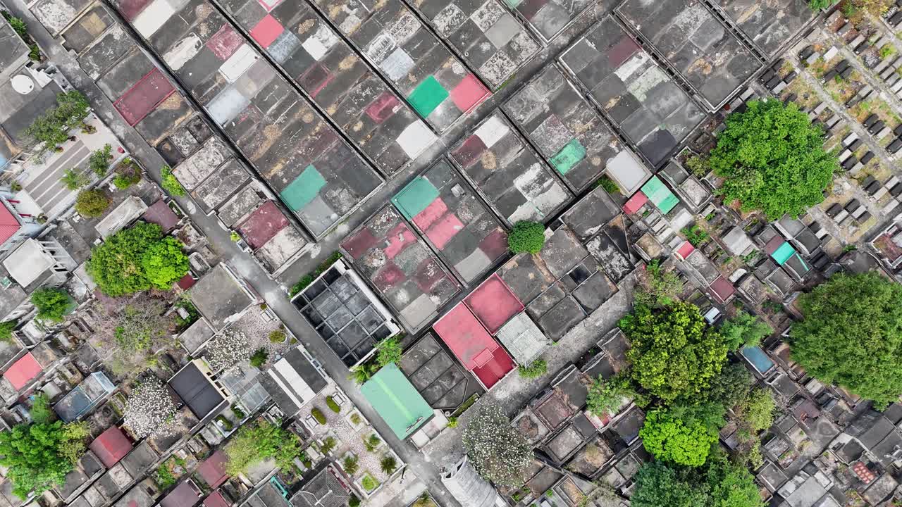 필리핀의 마닐라 중국 묘지에 대한 위에서 아래로 드론 영상