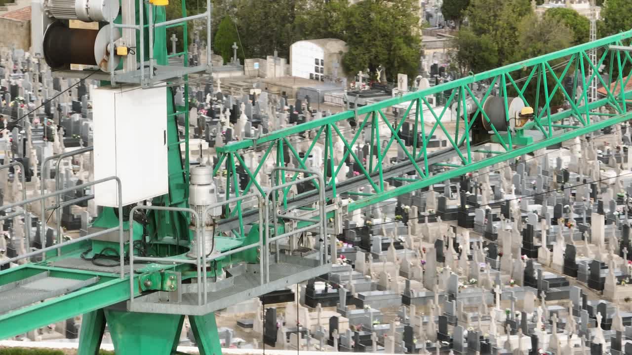Vista aerea di una gru da cantiere accanto a un cimitero