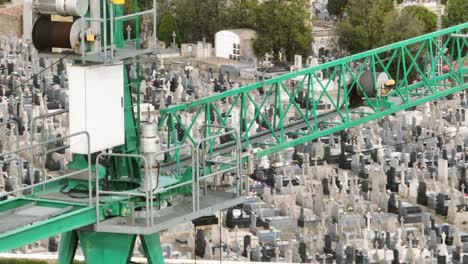 vista aérea de una grúa para la construcción junto a un cementerio