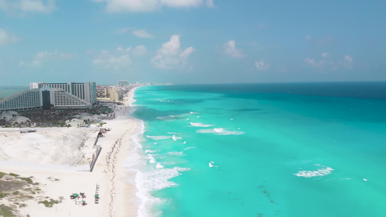 Drone che si alza sopra la Zona Hotelera di Cancún, mostrando resort sulla spiaggia, sabbia bianca e il vivido mare turchese dei Caraibi.