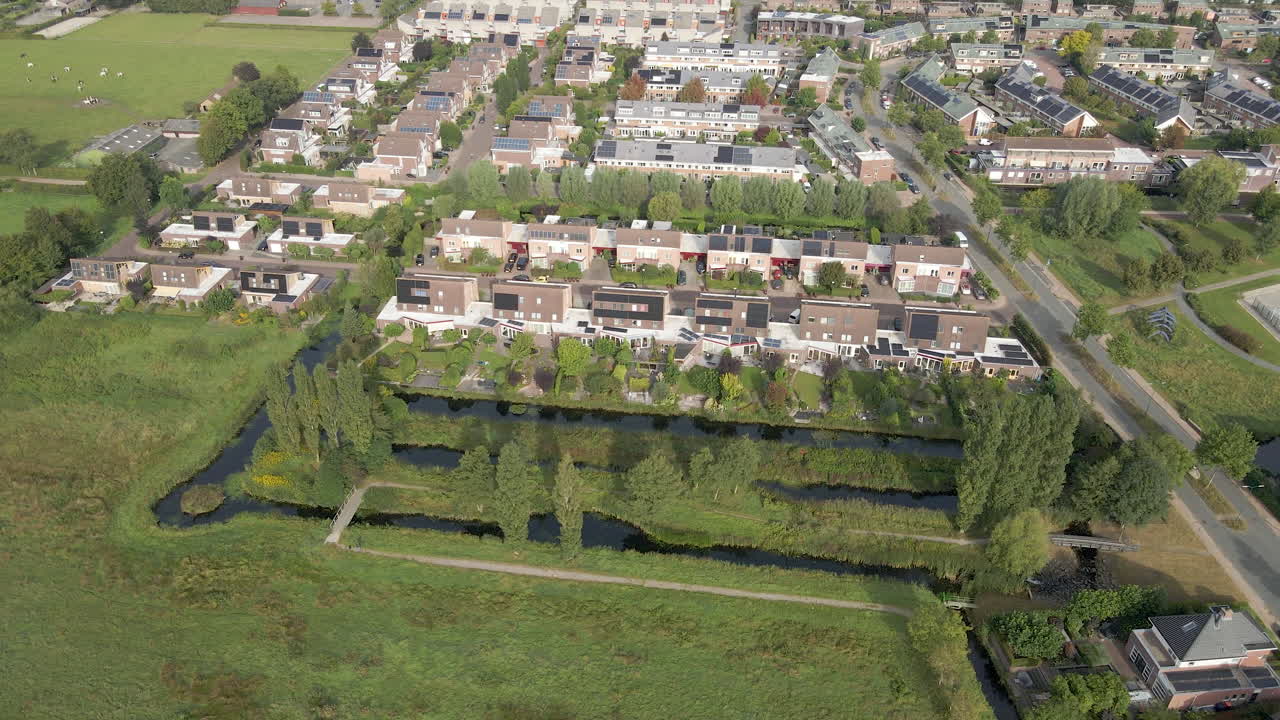 antena cinematográfica de casas en fila con paneles solares en la azotea