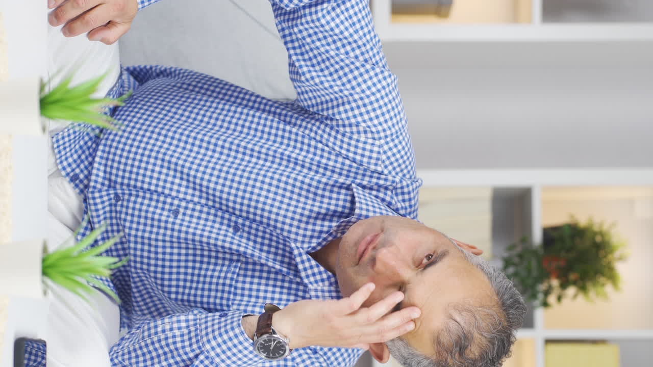 ⁇ 상하는 남자의 수직 비디오.