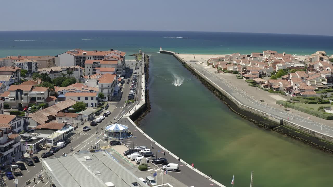 Vedute aeree con drone della città portuale francese di Capbreton nella regione dell'Aquitania, nel sud della Francia.