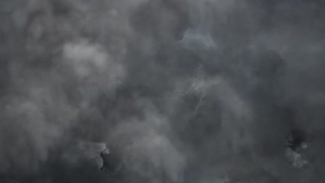 La-Vista-Entra-En-Una-Nube-Gris-Turbia-Llena-De-Relámpagos