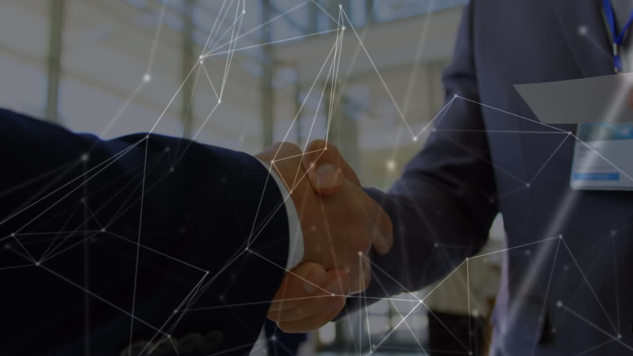Animazione di reti di connessioni su diversi professionisti che si stringono la mano in ufficio