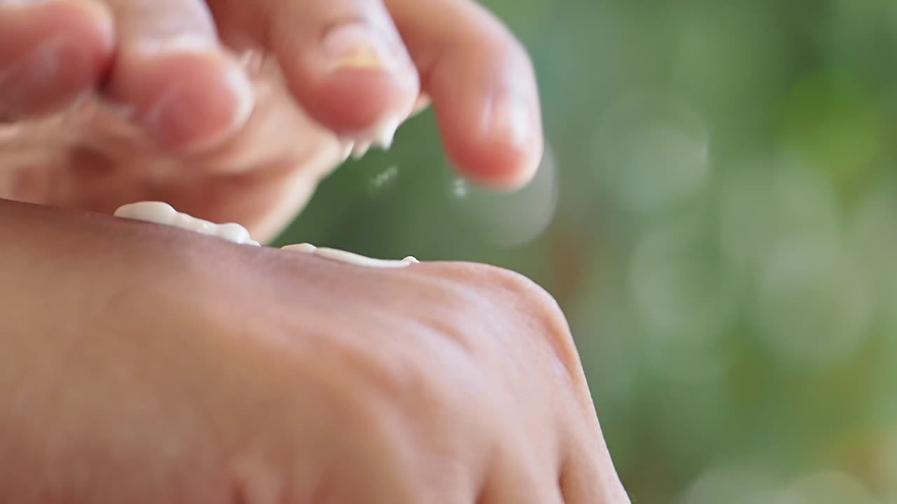 손에 크림을 적용하는 것