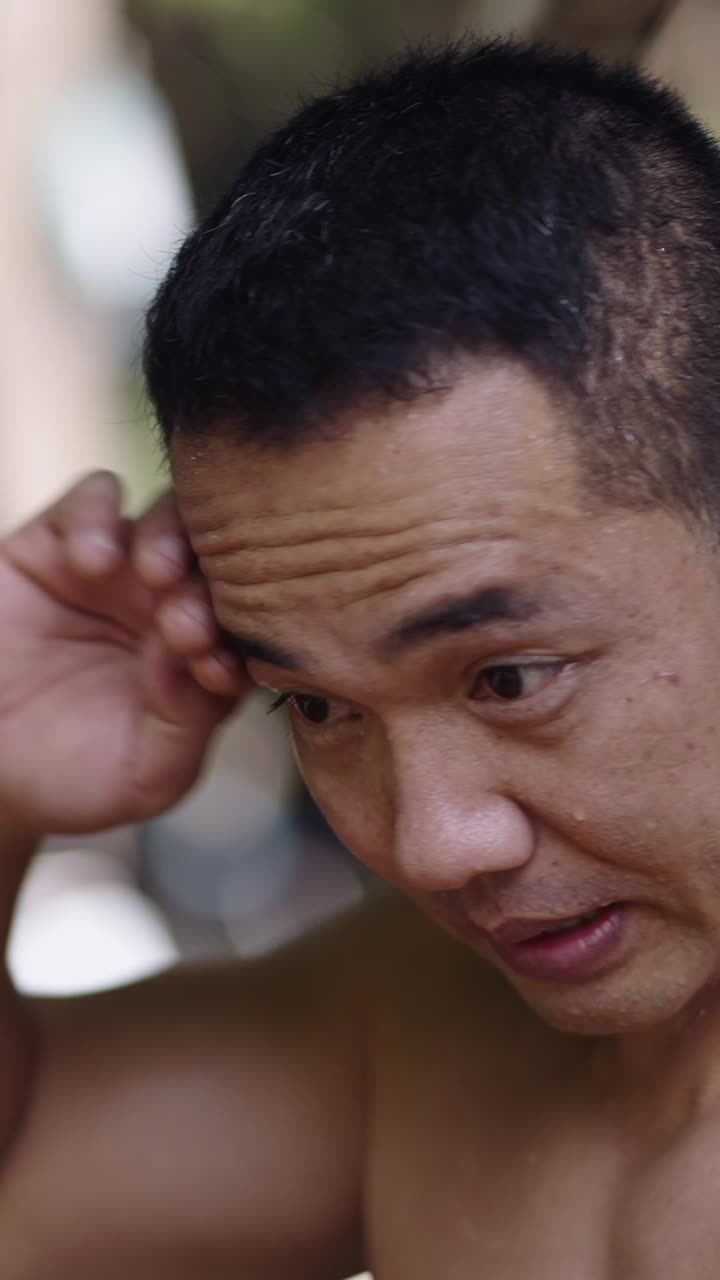 운동 후 을 흘리는 남자