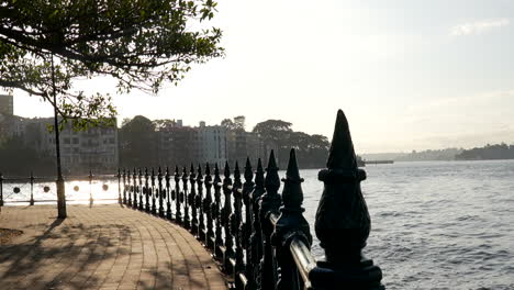 Die-Sonne-Wird-Vom-Wasser-Im-Hafen-Von-Sydney,-Australien,-Reflektiert