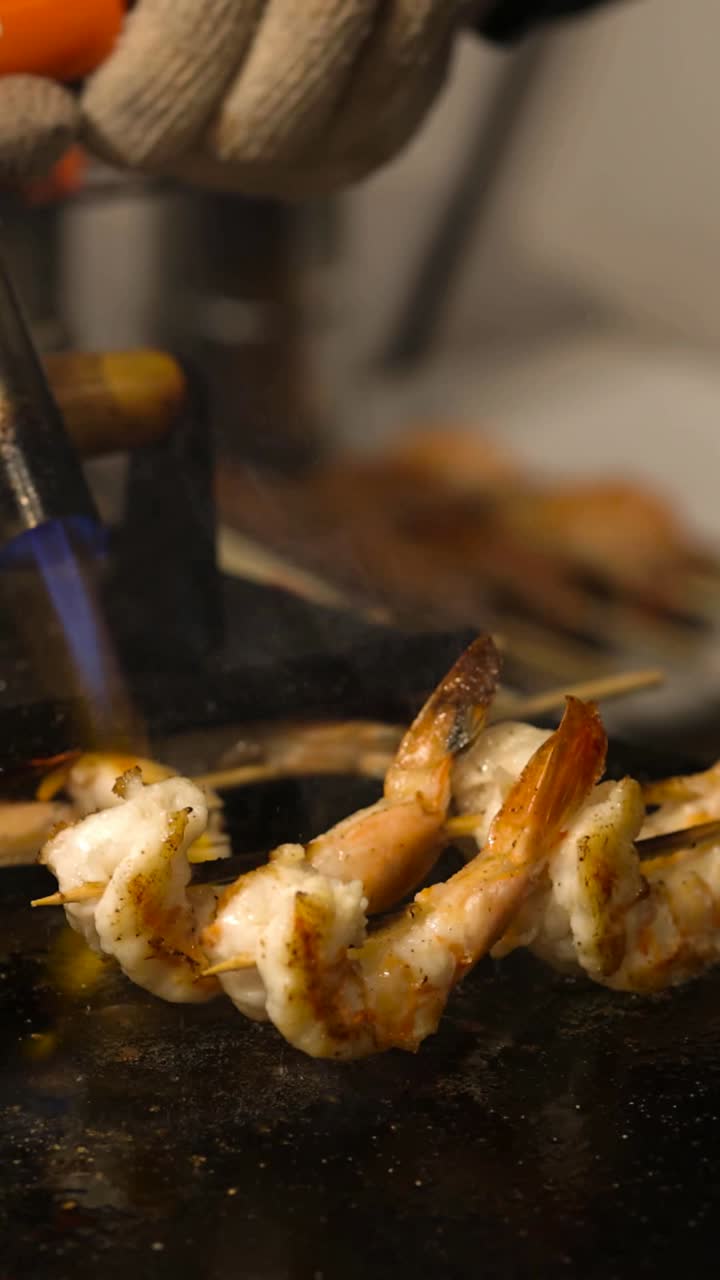 el uso de un iniciador de fuego para la parrilla perfecta de camarones