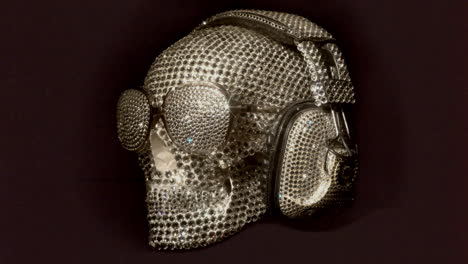 increíble cráneo cubierto de diamantes con auriculares y gafas de sol
