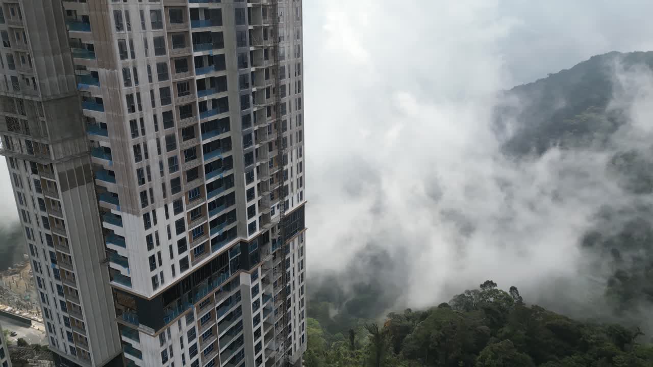 drones vuelan en las cercanías de rascacielos en construcción en las tierras altas de genting en malasia - naturaleza de fondo y muchas montañas