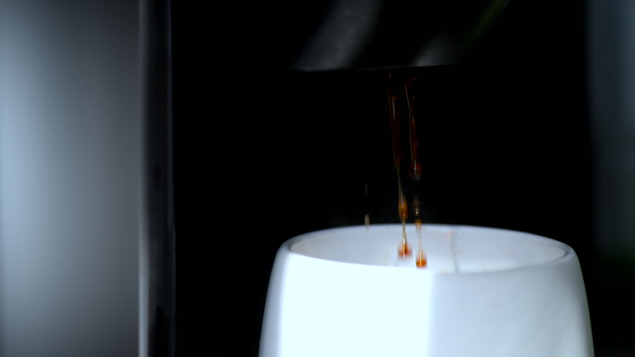 아침에 양조되고 머그잔에 떨어지는 커피