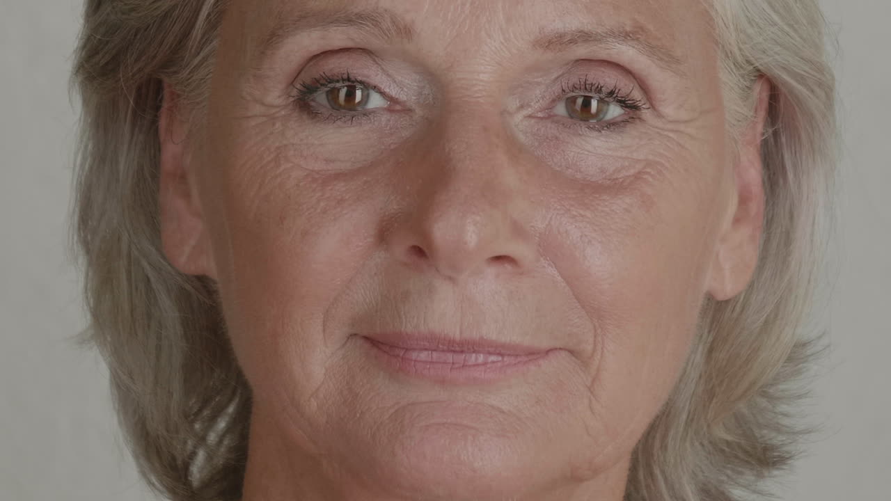 Filmato 4K di alta qualità di una donna matura (60-70 anni) con un'espressione gentile e amichevole che guarda avanti. Ottimo per pubblicità relative a sanità, pensionamento, finanza e diversità di età.