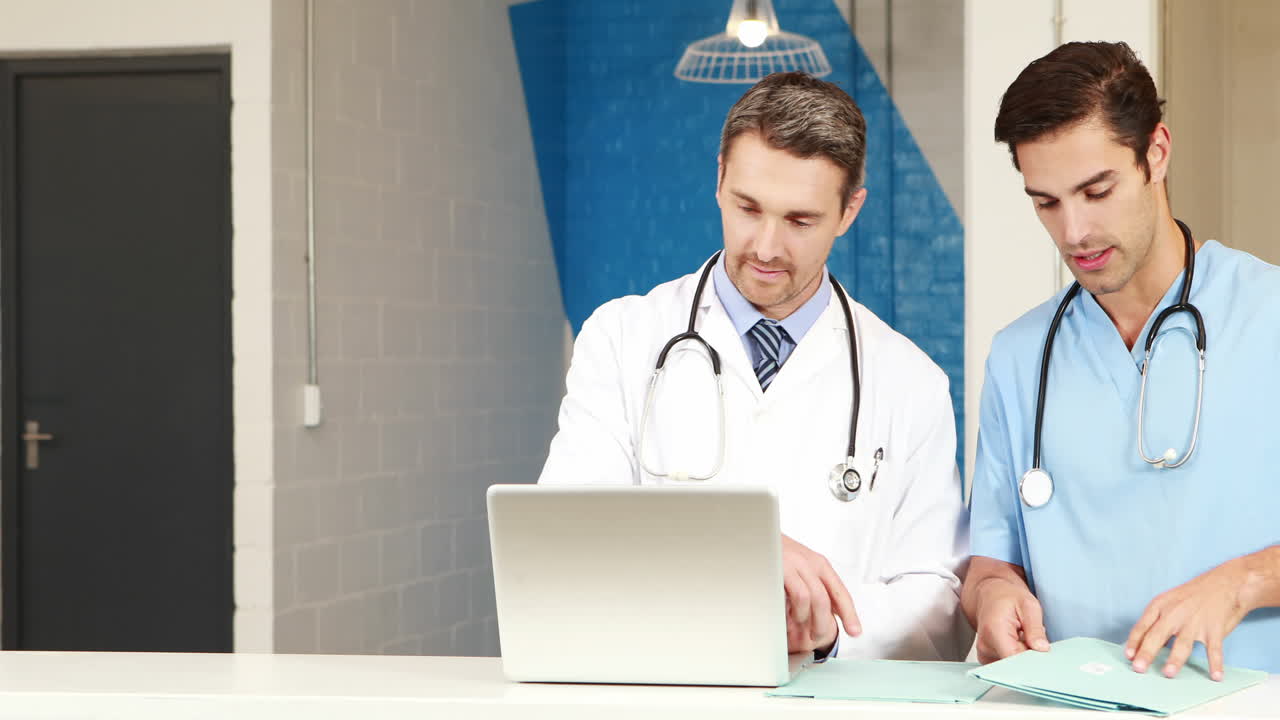 un equipo médico trabajando juntos