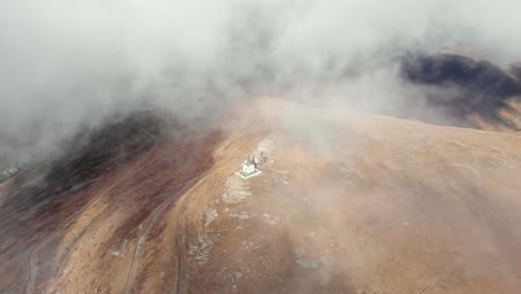 video de drones nubes descendentes pico superior montaña iglesia monumento kaimaktsalan