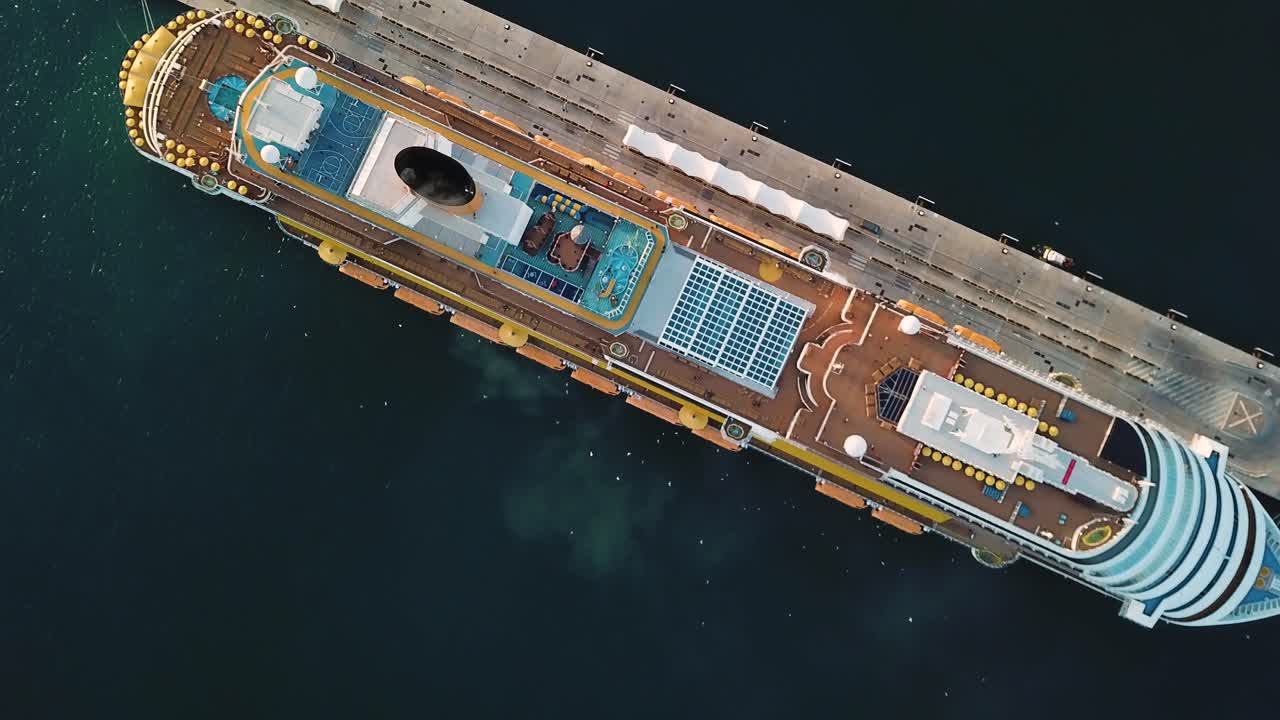 항구에 있는 크루즈 선박