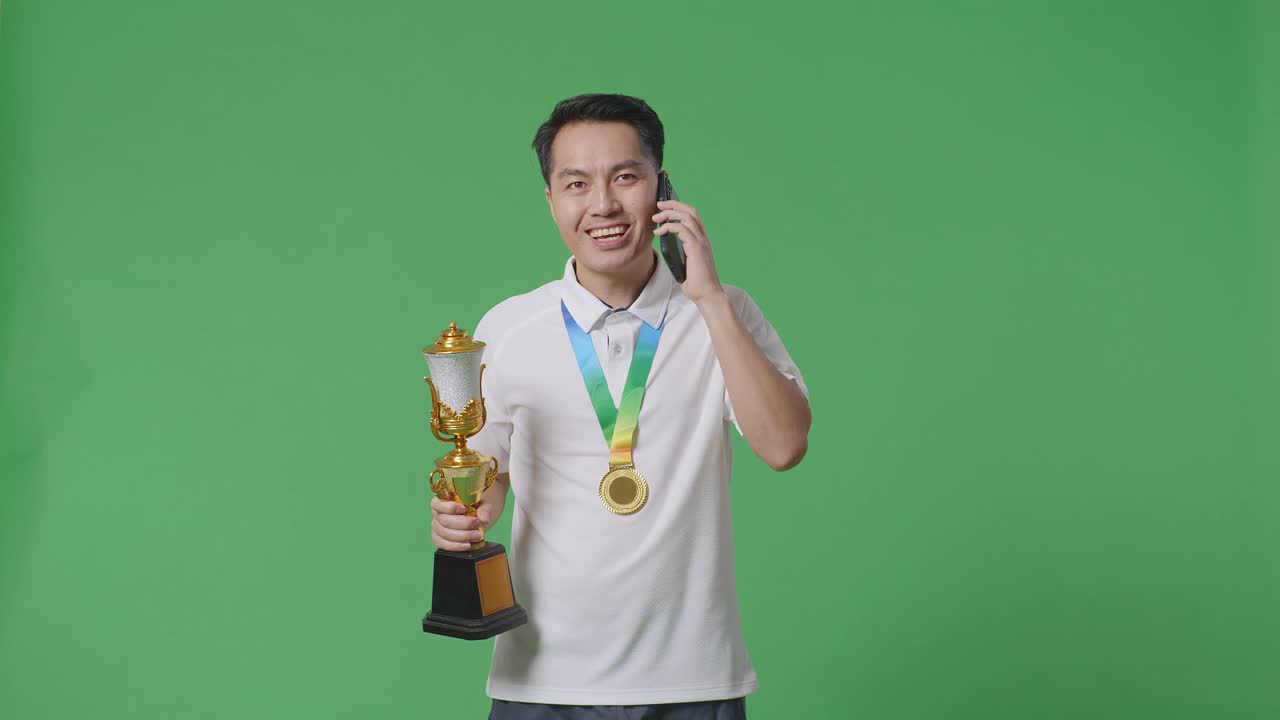 트로피 와 메달 을 가지고 승리를 축하 하는 사람