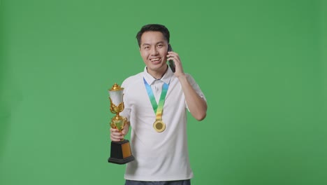 hombre celebrando la victoria con trofeo y medalla