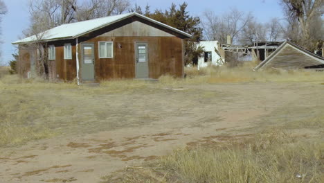 Abandoned-farm-house-in-draught-ridden-Northern-Colorado