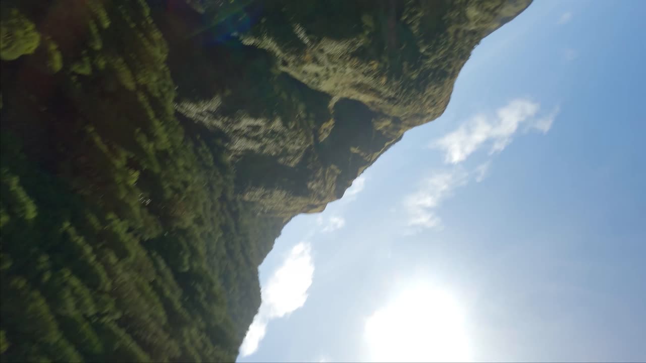 밝은 빛으로 여름에 언덕 위의 fpv 전망