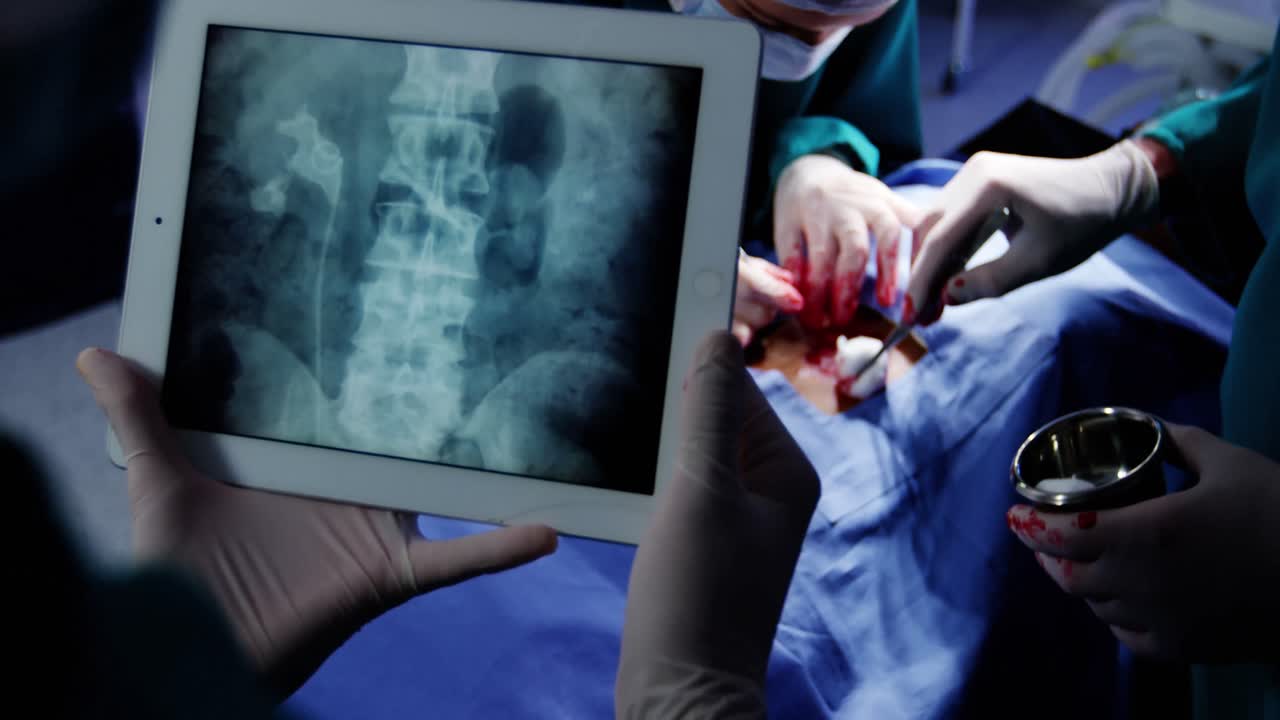 수술실에서 수술을 하는 외과 의사 들