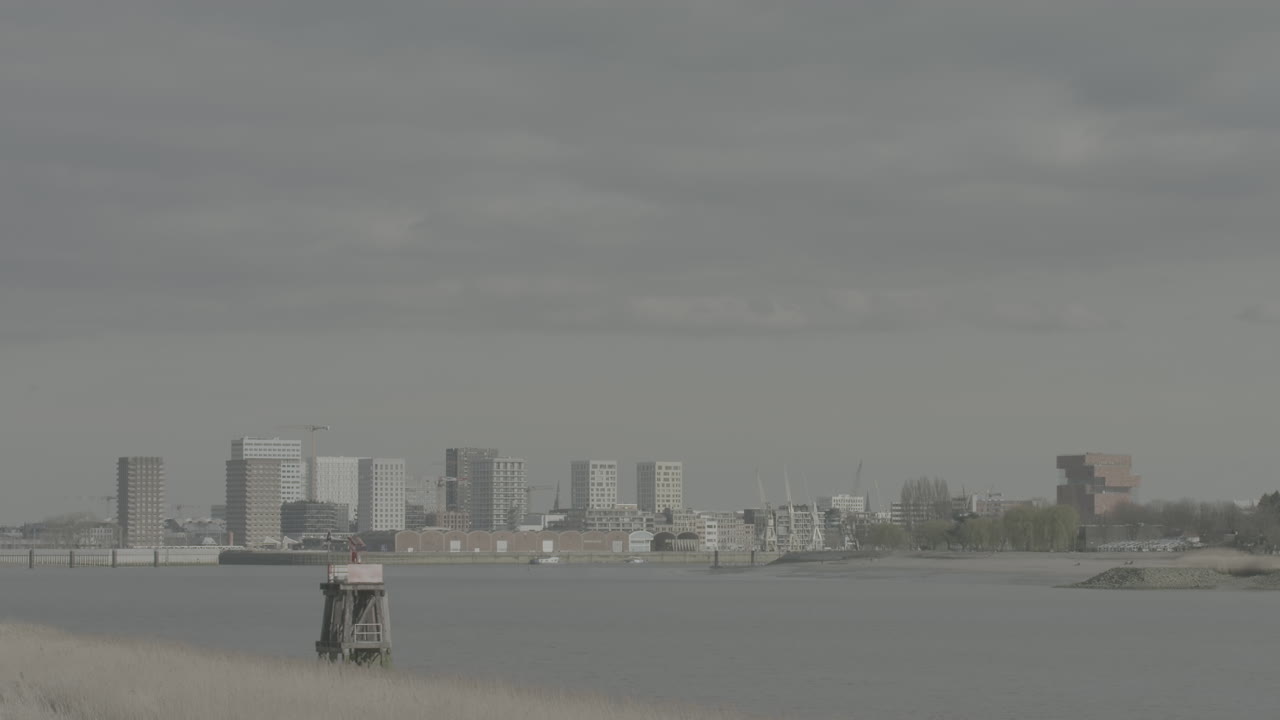 안트베르펜의 스카이라인의 타임  ⁇ 스 (timelapse of the skyline of antwerp looking over het eilandje with a view on the mas on a sunny but cloudy day log)