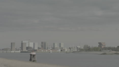 Zeitraffer-Der-Skyline-Von-Antwerpen-Mit-Blick-Auf-Das-Eilandje-Mit-Blick-Auf-Das-Mas-An-Einem-Sonnigen,-Aber-Bewölkten-Tagesprotokoll