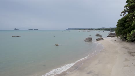 Große-Steine-über-Den-Stränden-Der-Tropischen-Insel-Langkawi-In-Kedah,-Malaysia