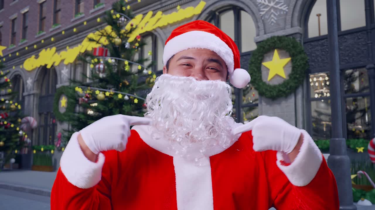 아시아 산타클로스가 크리스마스 밤에 서 있는 동안 자신을 가리키고 있다.