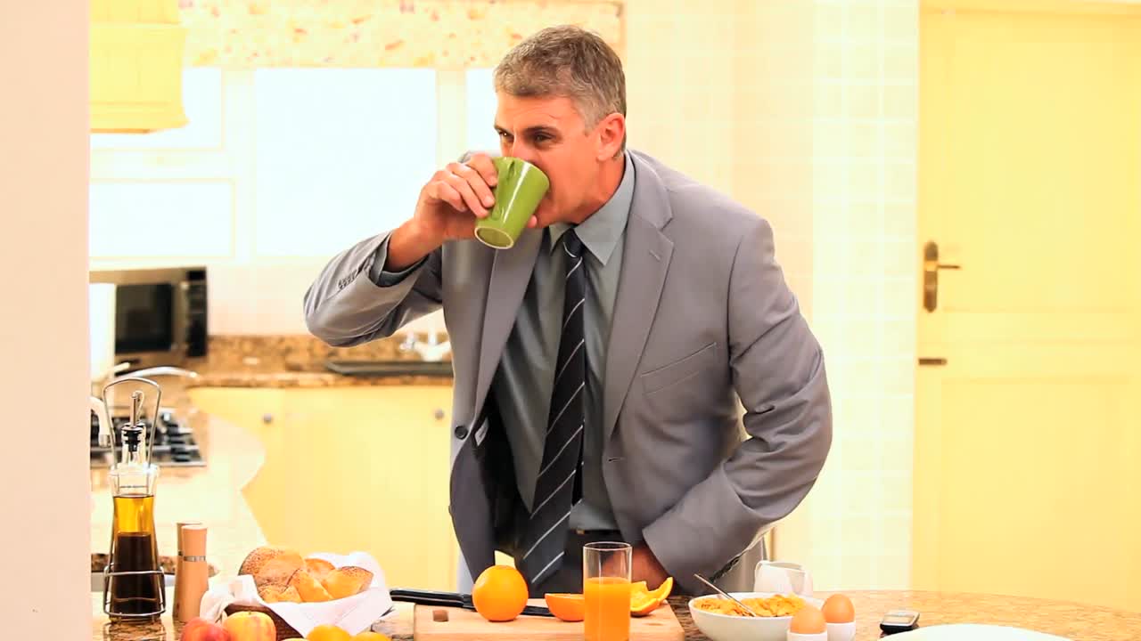 hombre comiendo apresuradamente antes de ir a trabajar