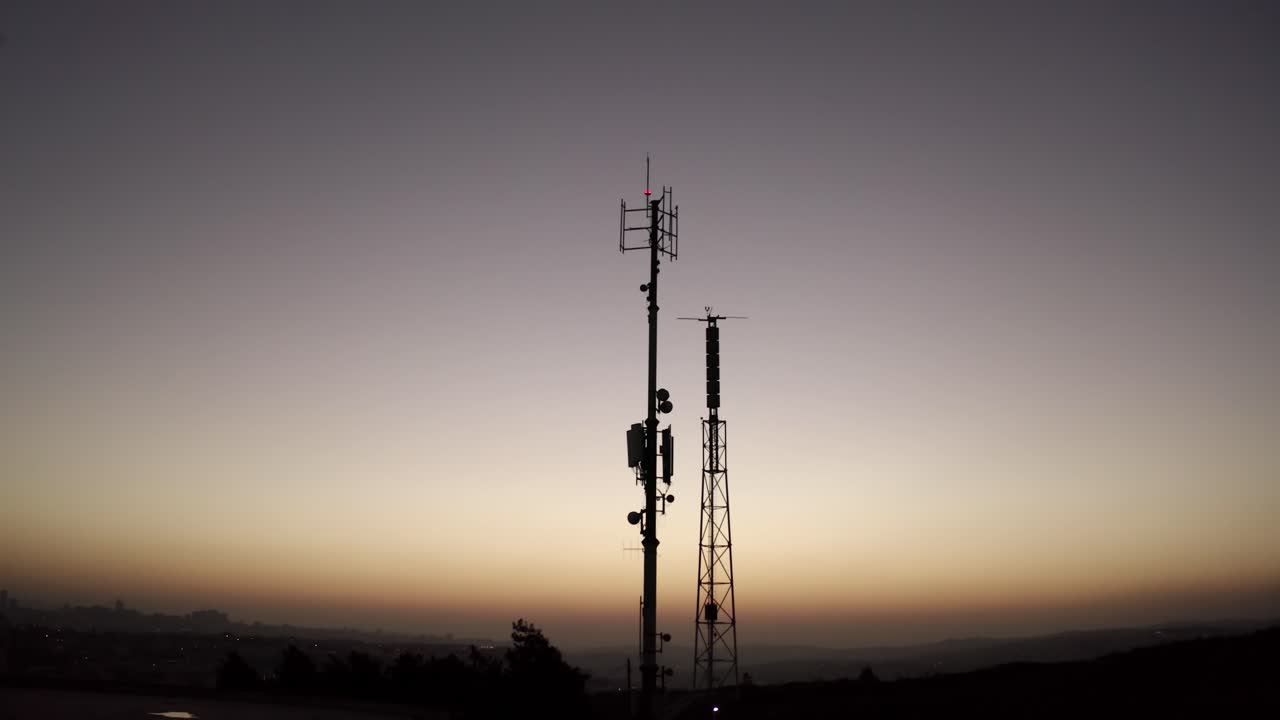 silueta de las torres de comunicación al amanecer o al atardecer
