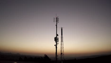 silueta de las torres de comunicación al amanecer o al atardecer