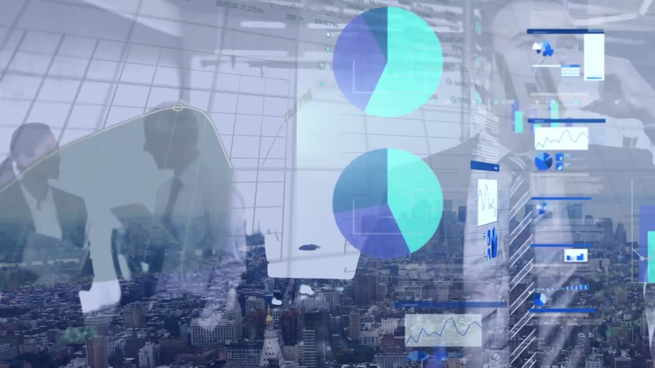 animación del procesamiento de datos financieros en un grupo de diversos empresarios en la oficina