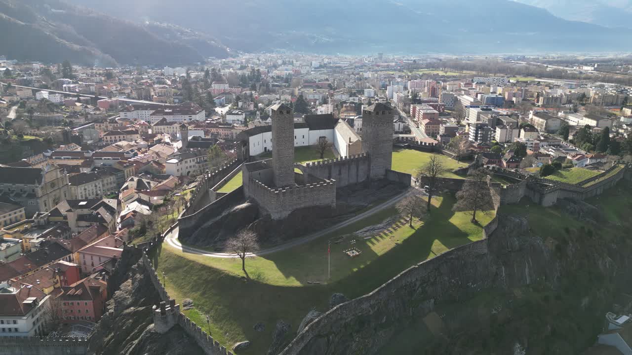 bellinzona suiza increíble castillo retroiluminado en la cima de la colina se acerca vuelo